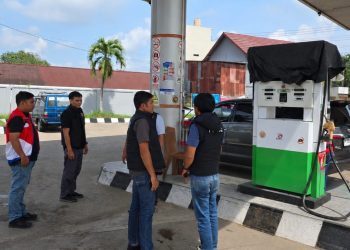 Tim Pertamina Patra Niaga Regional Sumbagsel bersama Tipidter Polres Batanghari melakukan pengecekan kendaraan dan verifikasi barcode Subsidi Tepat di sejumlah SPBU. (Dok: Humas Pertamina Patra Niaga Regional Sumbagsel)