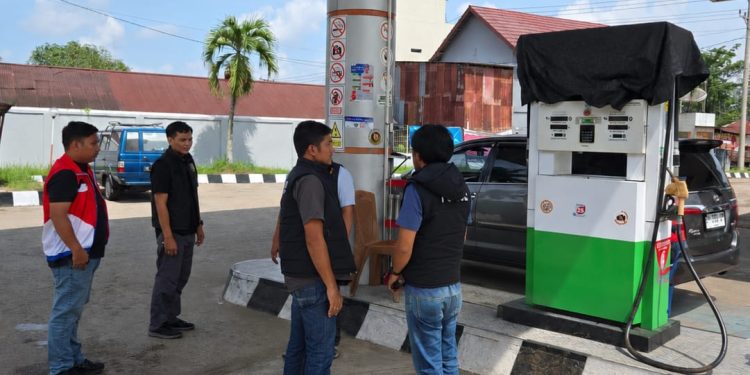 Tim Pertamina Patra Niaga Regional Sumbagsel bersama Tipidter Polres Batanghari melakukan pengecekan kendaraan dan verifikasi barcode Subsidi Tepat di sejumlah SPBU. (Dok: Humas Pertamina Patra Niaga Regional Sumbagsel)