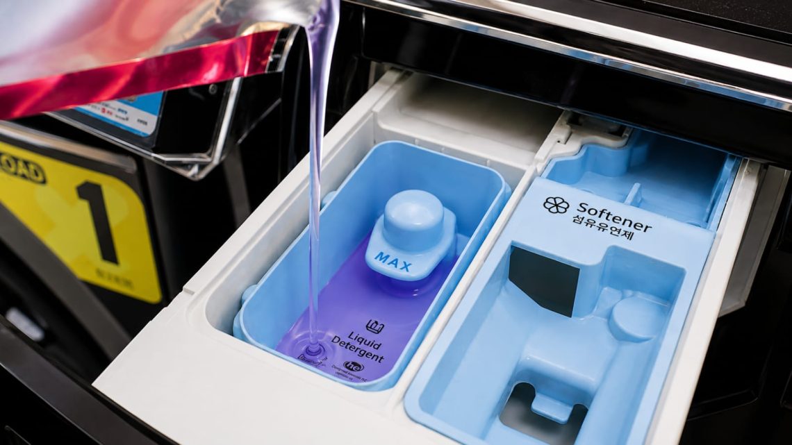 Samsung Professional Laundry Washer WF18FG940CGVSE membantu mengoptimalkan kinerja deterjen untuk menghasilkan pencucian yang bersih dan efisien. (Dok: Samsung Indonesia)