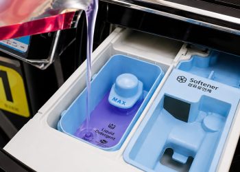 Samsung Professional Laundry Washer WF18FG940CGVSE membantu mengoptimalkan kinerja deterjen untuk menghasilkan pencucian yang bersih dan efisien. (Dok: Samsung Indonesia)