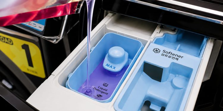 Samsung Professional Laundry Washer WF18FG940CGVSE membantu mengoptimalkan kinerja deterjen untuk menghasilkan pencucian yang bersih dan efisien. (Dok: Samsung Indonesia)