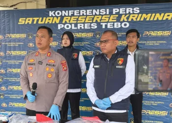Kapolres Tebo AKBP Triyanto saat memberikan keterangan pers terkait pengungkapan dugaan kasus tindak asusila terhadap anak di lingkungan pondok pesantren di Kabupaten Tebo. (Dok: Redaksi)
