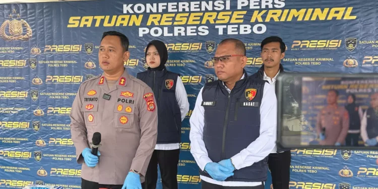 Kapolres Tebo AKBP Triyanto saat memberikan keterangan pers terkait pengungkapan dugaan kasus tindak asusila terhadap anak di lingkungan pondok pesantren di Kabupaten Tebo. (Dok: Redaksi)