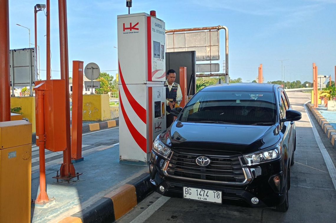 Kendaraan melintas di salah satu ruas Jalan Tol Trans Sumatera (JTTS) saat periode libur panjang Idul Adha, Waisak, dan Hari Lahir Pancasila 2026. (Dok: Hutama Karya)