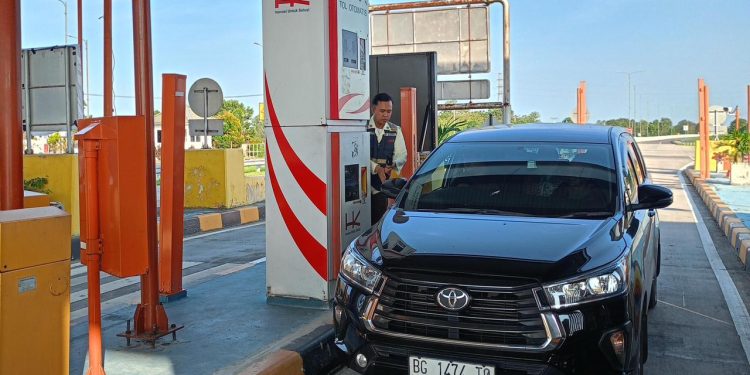 Kendaraan melintas di salah satu ruas Jalan Tol Trans Sumatera (JTTS) saat periode libur panjang Idul Adha, Waisak, dan Hari Lahir Pancasila 2026. (Dok: Hutama Karya)