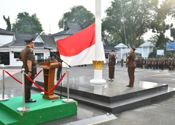 Kepala Kejaksaan Tinggi Jambi, Sugeng Hariadi, memimpin upacara peringatan Hari Lahir Pancasila Tahun 2026 di halaman Kantor Kejati Jambi. (Dok: Rudi)