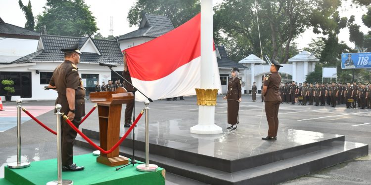 Kepala Kejaksaan Tinggi Jambi, Sugeng Hariadi, memimpin upacara peringatan Hari Lahir Pancasila Tahun 2026 di halaman Kantor Kejati Jambi. (Dok: Rudi)