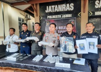 Kapolresta Jambi Kombes Pol Boy Sutan Binanga Siregar memimpin konferensi pers penggagalan penyelundupan benih lobster di Mapolresta Jambi. (Dok: Alpin)