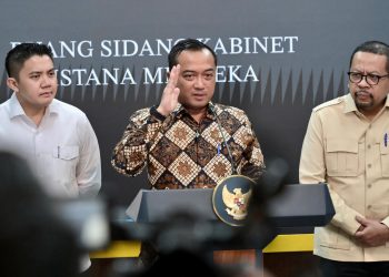Menteri Sekretaris Negara Prasetyo Hadi didampingi jajaran pemerintah menyampaikan keterangan terkait pergantian pimpinan Badan Gizi Nasional (BGN). (DOk: Bakom RI)