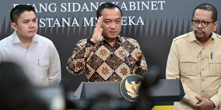 Menteri Sekretaris Negara Prasetyo Hadi didampingi jajaran pemerintah menyampaikan keterangan terkait pergantian pimpinan Badan Gizi Nasional (BGN). (DOk: Bakom RI)