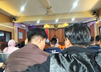 Kuasa hukum Bayu Sugara menunjukkan fakta-fakta yang terungkap dalam persidangan di Pengadilan Negeri Jambi. (Dok: Rudi)