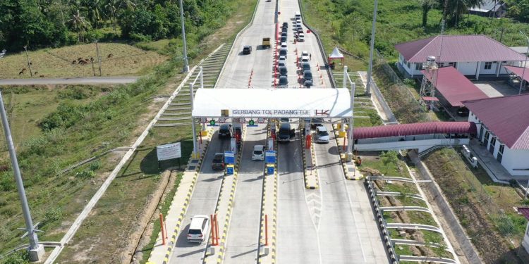 Kepadatan kendaraan terlihat di salah satu ruas Jalan Tol Trans Sumatera (JTTS) selama periode libur panjang Idul Adha, Waisak, dan Hari Lahir Pancasila 2026. (Dok: Hutama Karya)