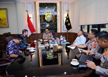 Kapolda Jambi Irjen Pol. Krisno H. Siregar menerima audiensi perwakilan Konsulat Amerika Serikat di ruang kerjanya, Rabu (3/6/2026). (Dok: Rahmat)