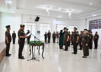Kepala Kejaksaan Tinggi Jambi Sugeng Hariadi memimpin pelantikan dan pengambilan sumpah jabatan tiga pejabat struktural Eselon III di Aula Jaksa Agung R. Soerapto, Kantor Kejati Jambi, Rabu (3/6/2026). (Dok: Rudi)