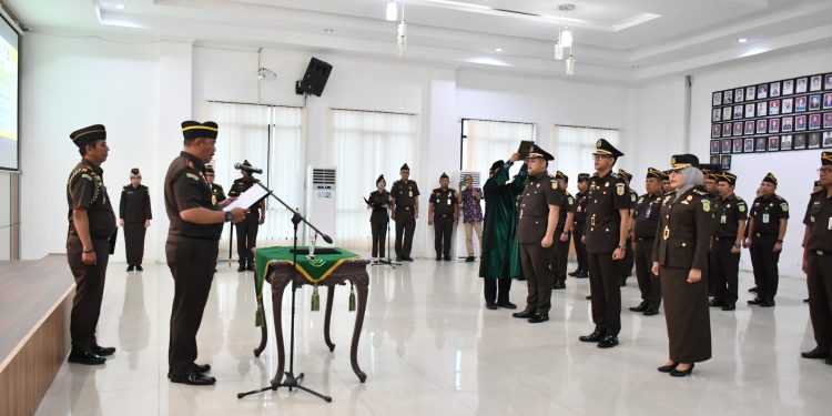 Kepala Kejaksaan Tinggi Jambi Sugeng Hariadi memimpin pelantikan dan pengambilan sumpah jabatan tiga pejabat struktural Eselon III di Aula Jaksa Agung R. Soerapto, Kantor Kejati Jambi, Rabu (3/6/2026). (Dok: Rudi)
