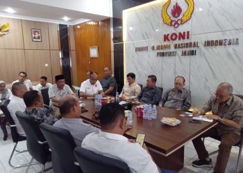 Ketua Umum KONI Provinsi Jambi AKBP Mat Sanusi menerima kunjungan kerja Wakil Ketua DPRD Tanjab Barat Syafril Simamora bersama jajaran untuk membahas kesiapan pelaksanaan Porprov Jambi 2027. (Dok: Alpin)