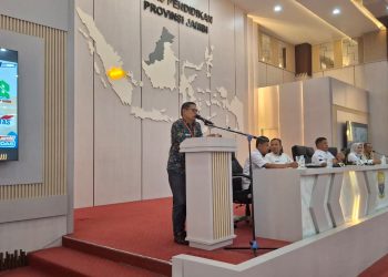 Kepala Keasistenan Pencegahan Maladministrasi Ombudsman RI Perwakilan Jambi Abdul Rokhim memberikan pengarahan dalam Rapat Koordinasi dan Sosialisasi SPMB 2026/2027 di Kantor Dinas Pendidikan Provinsi Jambi, Rabu (3/6/2026). (Dok: Rudi)