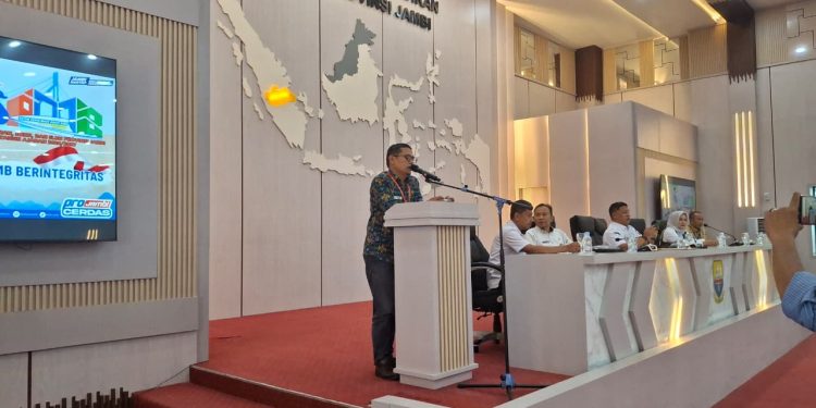 Kepala Keasistenan Pencegahan Maladministrasi Ombudsman RI Perwakilan Jambi Abdul Rokhim memberikan pengarahan dalam Rapat Koordinasi dan Sosialisasi SPMB 2026/2027 di Kantor Dinas Pendidikan Provinsi Jambi, Rabu (3/6/2026). (Dok: Rudi)