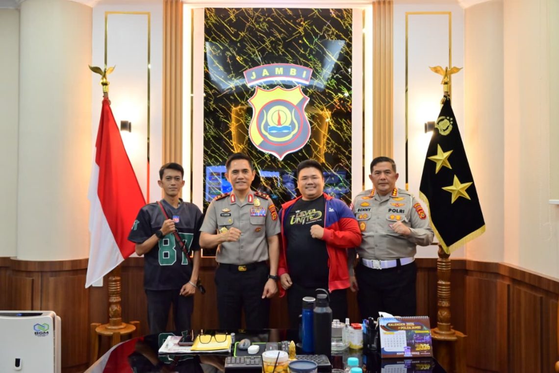 Kapolda Jambi Irjen Pol. Krisno H. Siregar saat menerima audiensi komunitas bola basket Jambi, membahas pembinaan atlet muda dan persiapan Kapolda Cup 2026. (Dok: Humas Polda Jambi)