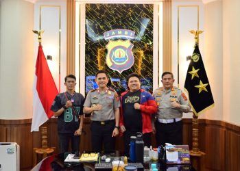 Kapolda Jambi Irjen Pol. Krisno H. Siregar saat menerima audiensi komunitas bola basket Jambi, membahas pembinaan atlet muda dan persiapan Kapolda Cup 2026. (Dok: Humas Polda Jambi)