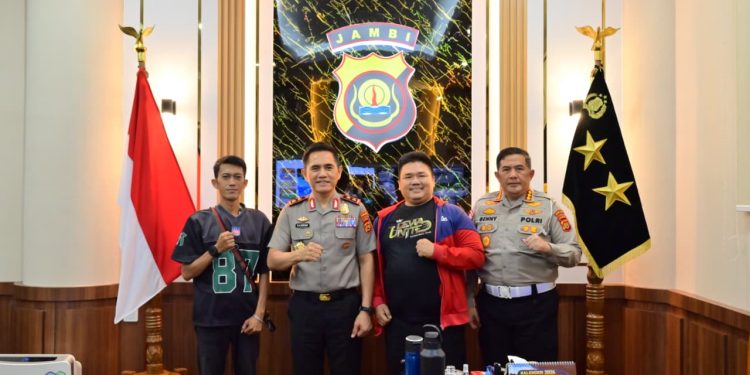 Kapolda Jambi Irjen Pol. Krisno H. Siregar saat menerima audiensi komunitas bola basket Jambi, membahas pembinaan atlet muda dan persiapan Kapolda Cup 2026. (Dok: Humas Polda Jambi)