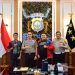 Kapolda Jambi Irjen Pol. Krisno H. Siregar saat menerima audiensi komunitas bola basket Jambi, membahas pembinaan atlet muda dan persiapan Kapolda Cup 2026. (Dok: Humas Polda Jambi)