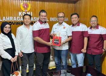 Ketua Umum ORADO Provinsi Jambi Kemas Alfansury bersama jajaran pengurus bertemu Ketua Umum KONI Provinsi Jambi AKBP Sanusi untuk membahas penguatan organisasi dan pembinaan atlet domino. (Dok: Alpin)