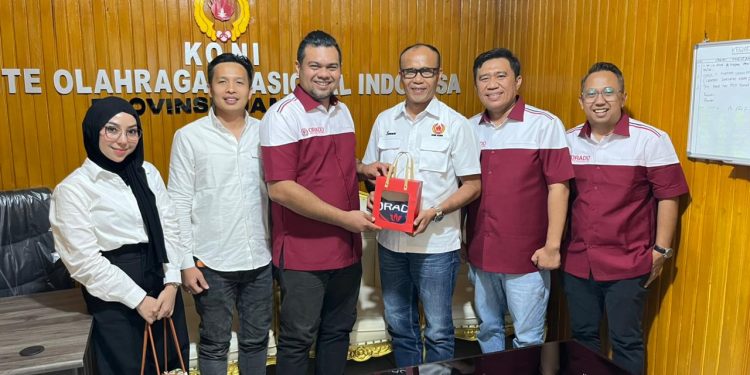Ketua Umum ORADO Provinsi Jambi Kemas Alfansury bersama jajaran pengurus bertemu Ketua Umum KONI Provinsi Jambi AKBP Sanusi untuk membahas penguatan organisasi dan pembinaan atlet domino. (Dok: Alpin)