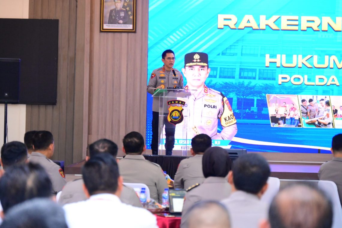 Kapolda Jambi Irjen Pol Krisno H Siregar saat memimpin Pembukaan Rakernis Gabungan Bidkum dan Bidhumas Polda Jambi Tahun 2026 di Gedung Siginjai. (Dok: Alpin)