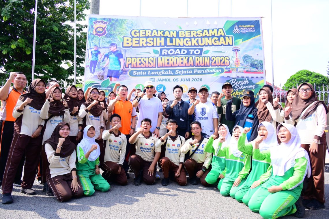 Kapolda Jambi Irjen Pol Krisno H siregar bersama Wakil Wali Kota Jambi Diza Hazra Aljosha dan peserta lainnya saat melakukan aksi bersih lingkungan dalam kegiatan Road to Presisi Merdeka Run 2026 di kawasan Ancol Kota Jambi. (Dok: Alpin)