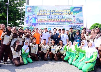 Kapolda Jambi Irjen Pol Krisno H siregar bersama Wakil Wali Kota Jambi Diza Hazra Aljosha dan peserta lainnya saat melakukan aksi bersih lingkungan dalam kegiatan Road to Presisi Merdeka Run 2026 di kawasan Ancol Kota Jambi. (Dok: Alpin)