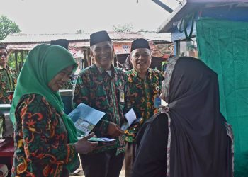 Petugas Kemenag Muaro Jambi bersama penyuluh agama Islam saat memberikan sosialisasi dan pendampingan sertifikasi halal kepada pelaku usaha di salah satu kecamatan di Kabupaten Muaro Jambi. (Dok: Rudi)