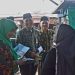 Petugas Kemenag Muaro Jambi bersama penyuluh agama Islam saat memberikan sosialisasi dan pendampingan sertifikasi halal kepada pelaku usaha di salah satu kecamatan di Kabupaten Muaro Jambi. (Dok: Rudi)