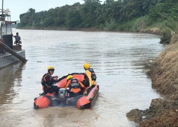 Tim SAR gabungan saat melakukan penyisiran menggunakan perahu karet di aliran Sungai Batanghari, Kota Jambi. (Dok: Basarnas Jambi)