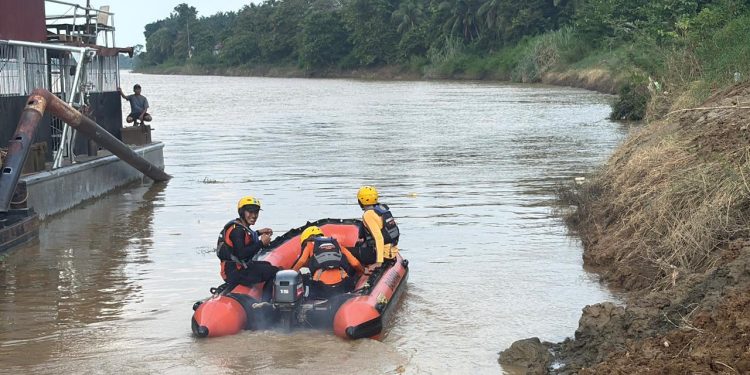 Tim SAR gabungan saat melakukan penyisiran menggunakan perahu karet di aliran Sungai Batanghari, Kota Jambi. (Dok: Basarnas Jambi)