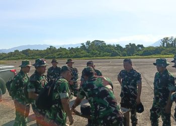 Tim Investigasi saat melakukan uji balistik Pistol G-2 Combat di Lapangan Tembak Lanud Sutan Sjahrir, Padang, sebagai bagian dari pendalaman insiden munisi nyasar di UNP. (Dok: Pendam XX/TIB)