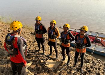 Tim SAR Gabungan melakukan penyisiran menggunakan perahu karet di aliran Sungai Batanghari pada hari kedua pencarian korban tenggelam di Kota Jambi. (Dok: Rahmat)
