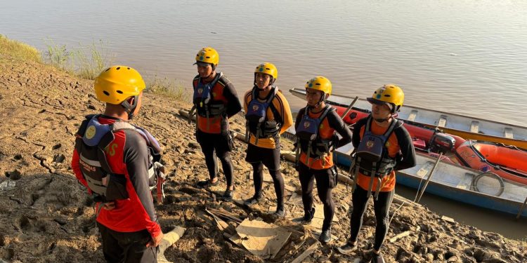 Tim SAR Gabungan melakukan penyisiran menggunakan perahu karet di aliran Sungai Batanghari pada hari kedua pencarian korban tenggelam di Kota Jambi. (Dok: Rahmat)