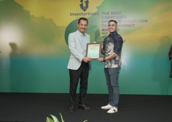 Jajaran manajemen XLSMART menerima penghargaan Diamond Achievement in Emission Transparency atas komitmen perusahaan dalam pengembangan jaringan 5G berkelanjutan berbasis Green Network. (Dok: XLSMART)