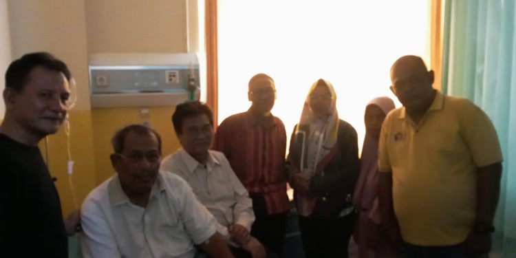 Pengurus PWI Provinsi Jambi saat menjenguk salah satu anggotanya, Drs. Amrizal Husni, yang sedang menjalani perawatan di Rumah Sakit Baiturrahim Jambi. (Dok: Redaksi)