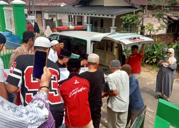 Suasana haru saat prosesi jenazah almarhumah Ny. Zainubah di Masjid Al Muawanah, Kota Jambi. (Dok: Redaksi)