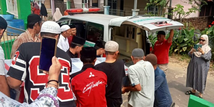 Suasana haru saat prosesi jenazah almarhumah Ny. Zainubah di Masjid Al Muawanah, Kota Jambi. (Dok: Redaksi)