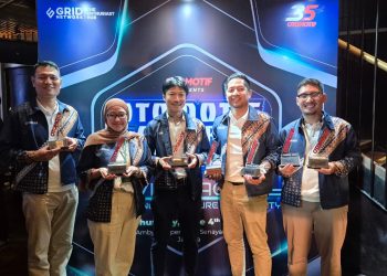 Perwakilan PT Yamaha Indonesia Motor Mfg menerima penghargaan di ajang Otomotif Award 2026 setelah berhasil meraih tujuh penghargaan di berbagai kategori skutik dan sport. (Dok: Yamaha DDS Jambi)