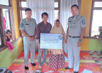 Kepala Jasa Raharja Muara Bungo, Juni Panto Susilo, didampingi petugas Jasa Raharja menyerahkan santunan meninggal dunia secara langsung kepada ahli waris korban kecelakaan lalu lintas di wilayah Muara Bungo. (DOk: Rahmat)