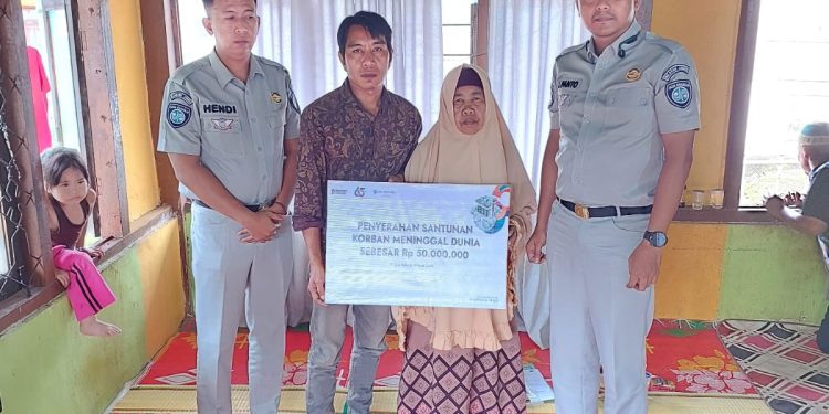 Kepala Jasa Raharja Muara Bungo, Juni Panto Susilo, didampingi petugas Jasa Raharja menyerahkan santunan meninggal dunia secara langsung kepada ahli waris korban kecelakaan lalu lintas di wilayah Muara Bungo. (DOk: Rahmat)