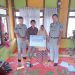 Kepala Jasa Raharja Muara Bungo, Juni Panto Susilo, didampingi petugas Jasa Raharja menyerahkan santunan meninggal dunia secara langsung kepada ahli waris korban kecelakaan lalu lintas di wilayah Muara Bungo. (DOk: Rahmat)