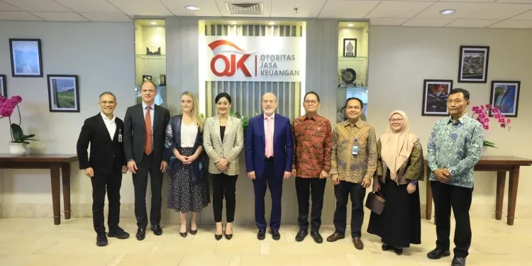 Suasana pertemuan antara OJK dan delegasi OECD dalam rangka Fact-Finding Mission sektor asuransi dan dana pensiun di Jakarta. (Dok: Humas OJK)