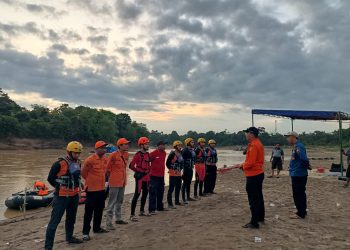 Tim SAR Gabungan saat persiapan melakukan penyisiran menggunakan perahu karet di Sungai Batang Tembesi, Sarolangun. (Dok: Humas Basarnas Jambi)