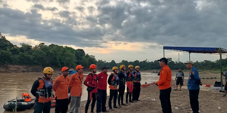 Tim SAR Gabungan saat persiapan melakukan penyisiran menggunakan perahu karet di Sungai Batang Tembesi, Sarolangun. (Dok: Humas Basarnas Jambi)