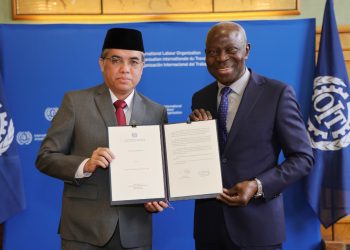 Menteri Ketenagakerjaan Yassierli menyerahkan instrumen asli ratifikasi Konvensi ILO Nomor 188 tentang Pekerjaan dalam Sektor Penangkapan Ikan kepada Direktur Jenderal ILO Gilbert F. Houngbo di Jenewa, Swiss. (Dok: Biro Humas Kementerian Ketenagakerjaan)